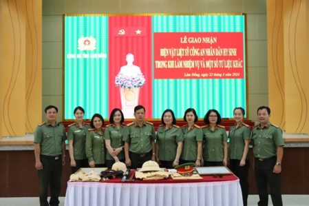 Tiếp nhận hiện vật tại Công an tỉnh Lâm Đồng