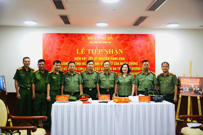 Cục Công tác chính trị tiếp nhận hiện vật phục vụ trưng bày  Bảo tàng Công an nhân dân   