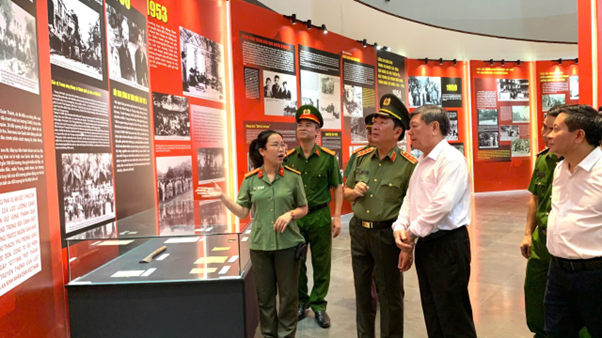 Trao giải Cuộc thi tìm hiểu 80 năm Ngày truyền thống Công an nhân dân và khai mạc triển lãm “Công an nhân dân Việt Nam – 80 năm vì bình yên cuộc sống”