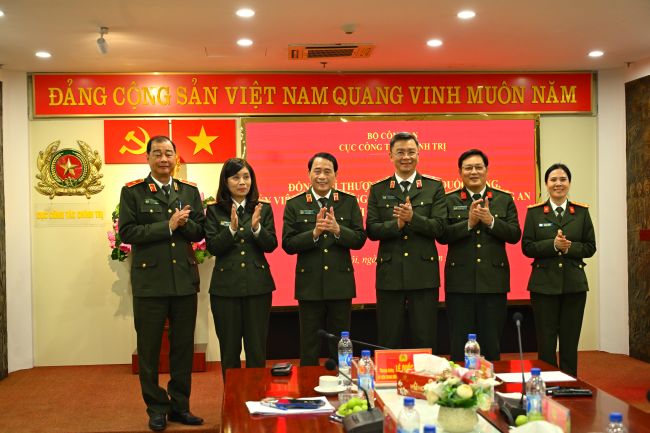 Thứ trưởng Lê Quốc Hùng làm việc với Cục Công tác chính trị