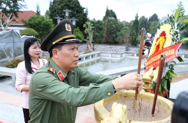 Đoàn công tác Bộ Công an dâng hương tri ân các Anh hùng liệt sĩ và tặng quà các gia đình chính sách tại tỉnh An Giang